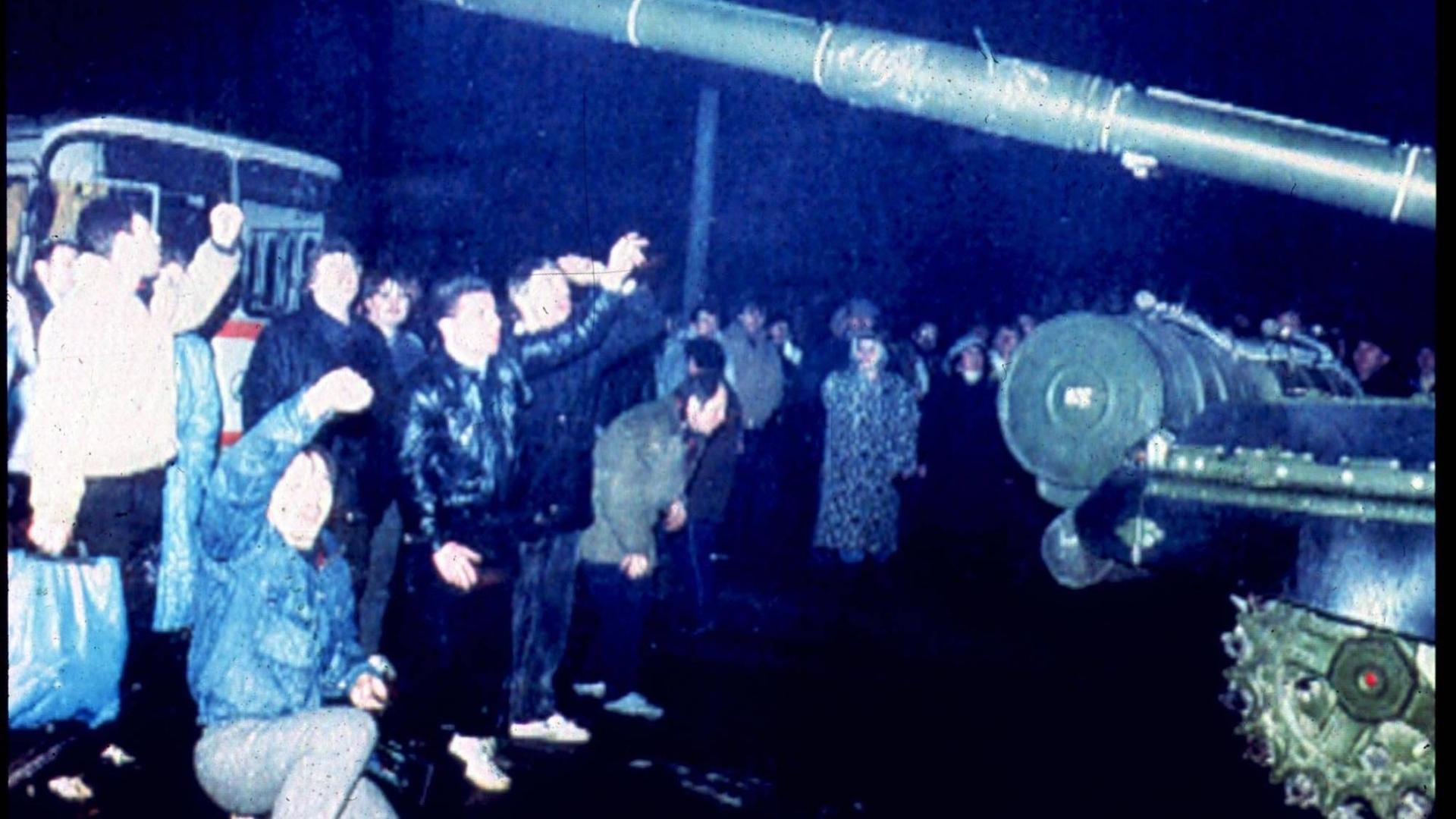 Etwa ein Dutzend Demonstranten in Straßenkleidung steht am 13. Januar 1991 in den Straßen von Vilnius einem Panzer der Sowjetarmee gegenüber Etwa ein Dutzend Demonstranten in Straßenkleidung steht am 13. Januar 1991 in den Straßen von Vilnius einem Panzer der Sowjetarmee gegenüber