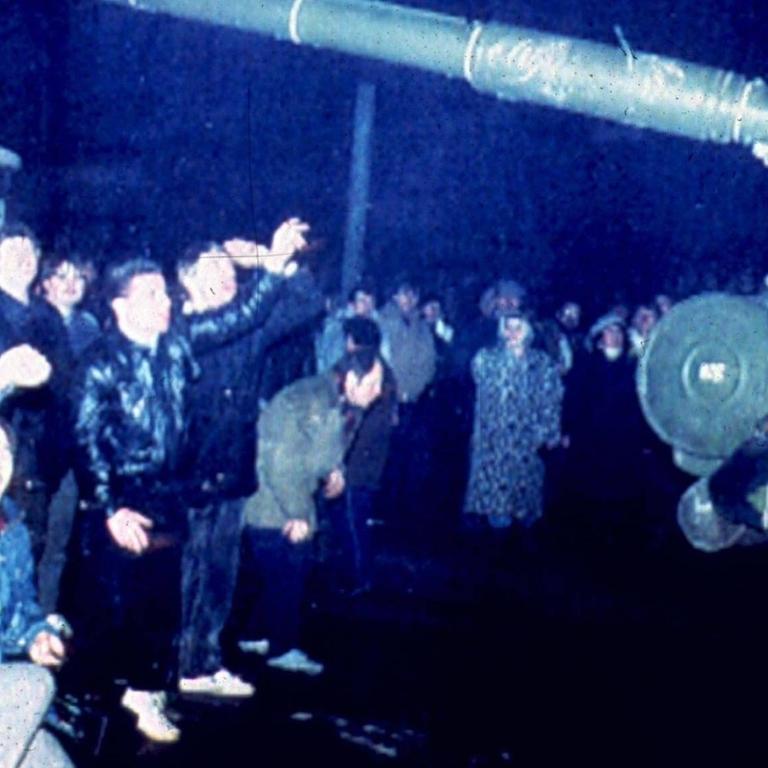 Etwa ein Dutzend Demonstranten in Straßenkleidung  steht  am 13. Januar 1991 in den Straßen von Vilnius einem Panzer der Sowjetarmee gegenüber 