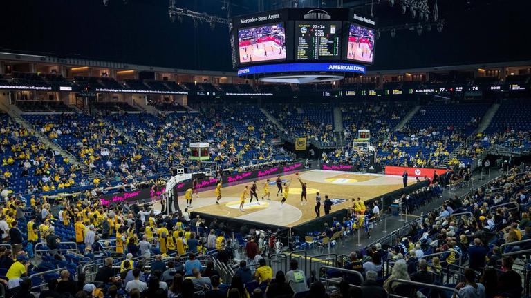 Basketball Berlin 23.09.2021 1. Bundesliga / easyCredit BBL Saison 2021 / 2022 Alba Berlin - Telekom Baskets Bonn Zuschaer in der Arena Alba Fans Fanblock Mercedes Benz Arena Sportstätte *** Basketball Berlin 23 09 2021 1 Bundesliga easyCredit BBL Season 2021 2022 Alba Berlin Telekom Baskets Bonn Spectators in the Arena Alba Fans Fanblock Mercedes Benz Arena Sports Venue