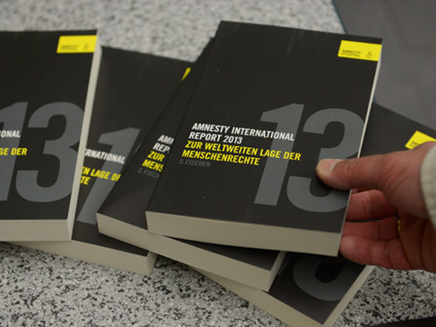 Ausgaben des neuen Amnesty International Report 2013. Der Jahresreport dokumentiert die Lage der Menschenrechte in 159 Ländern.