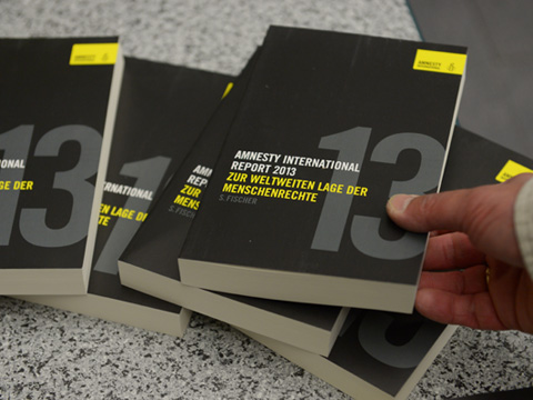 Ausgaben des neuen Amnesty International Report 2013. Der Jahresreport dokumentiert die Lage der Menschenrechte in 159 Ländern. Ausgaben des neuen Amnesty International Report 2013. Der Jahresreport dokumentiert die Lage der Menschenrechte in 159 Ländern.