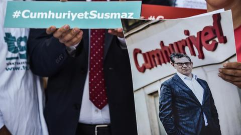 Ein Demonstrant vor dem Istanbuler Gericht hält ein Porträt des türkischen Journalisten Kadri Gürsel.