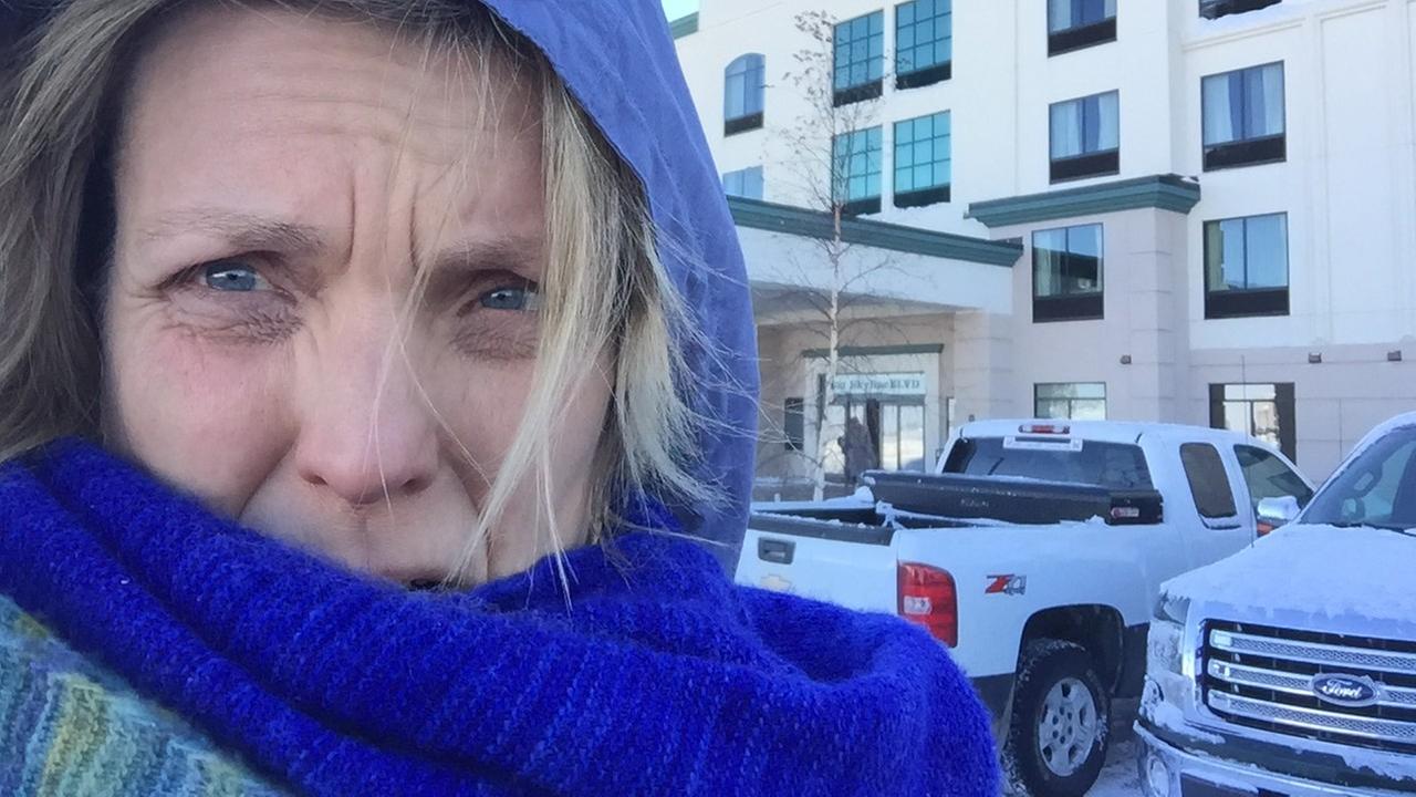 Reporterin Kerstin Zilm ist bedeckt mit Mütze und Schaal und steht vor dem Hotel. Reporterin Kerstin Zilm ist bedeckt mit Mütze und Schaal und steht vor dem Hotel.