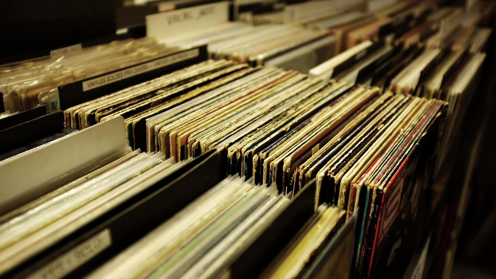 Alte Vinyl-Schallplatten in einem Plattenladen Alte Vinyl-Schallplatten in einem Plattenladen