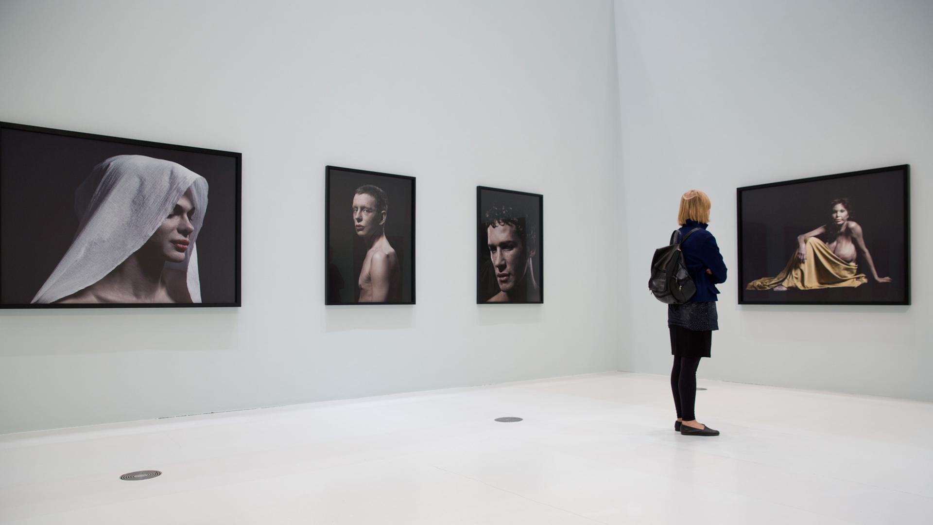 Eine Besucherin betrachtet in der Deichtorhalle in Hamburg Arbeiten des Künstlers Phillip Toledano aus der Serie "A New Kind Of Beauty"; Aufnahme vom Juni 2015 Eine Besucherin betrachtet in der Deichtorhalle in Hamburg Arbeiten des Künstlers Phillip Toledano aus der Serie "A New Kind Of Beauty"; Aufnahme vom Juni 2015