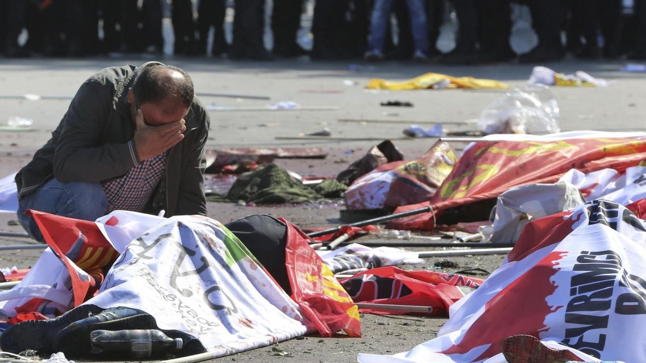 Ein Mann trauert in der Nähe des Anschlagsortes in Ankara um die Opfer. Ein Mann trauert in der Nähe des Anschlagsortes in Ankara um die Opfer.