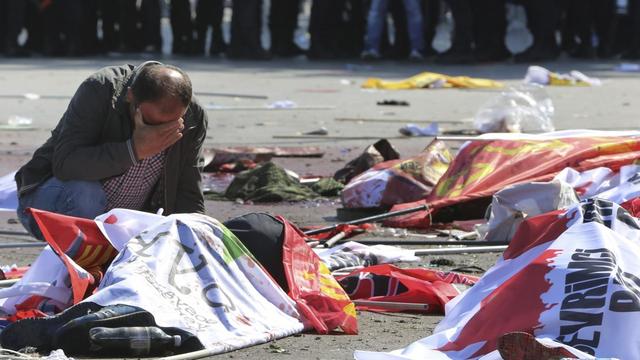 Ein Mann trauert in der Nähe des Anschlagsortes in Ankara um die Opfer.