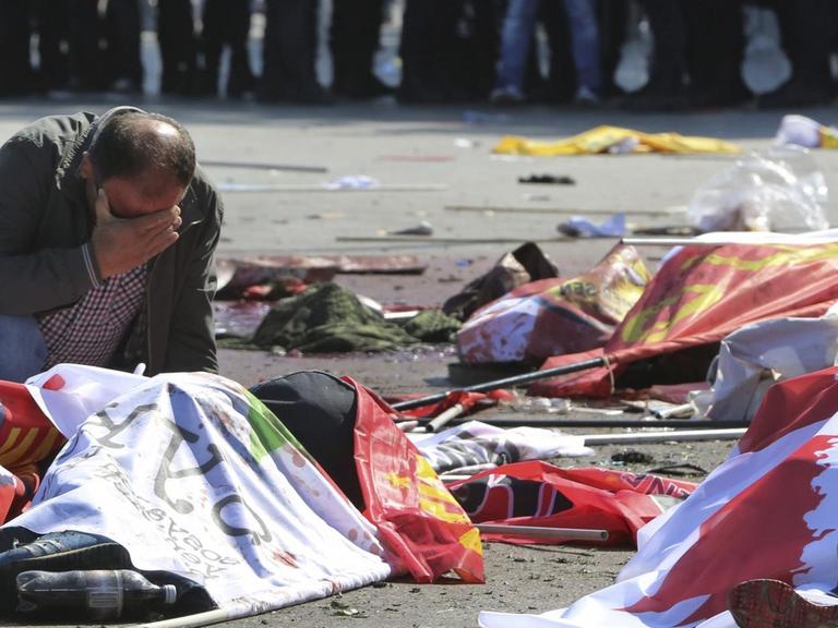 Ein Mann trauert in der Nähe des Anschlagsortes in Ankara um die Opfer.