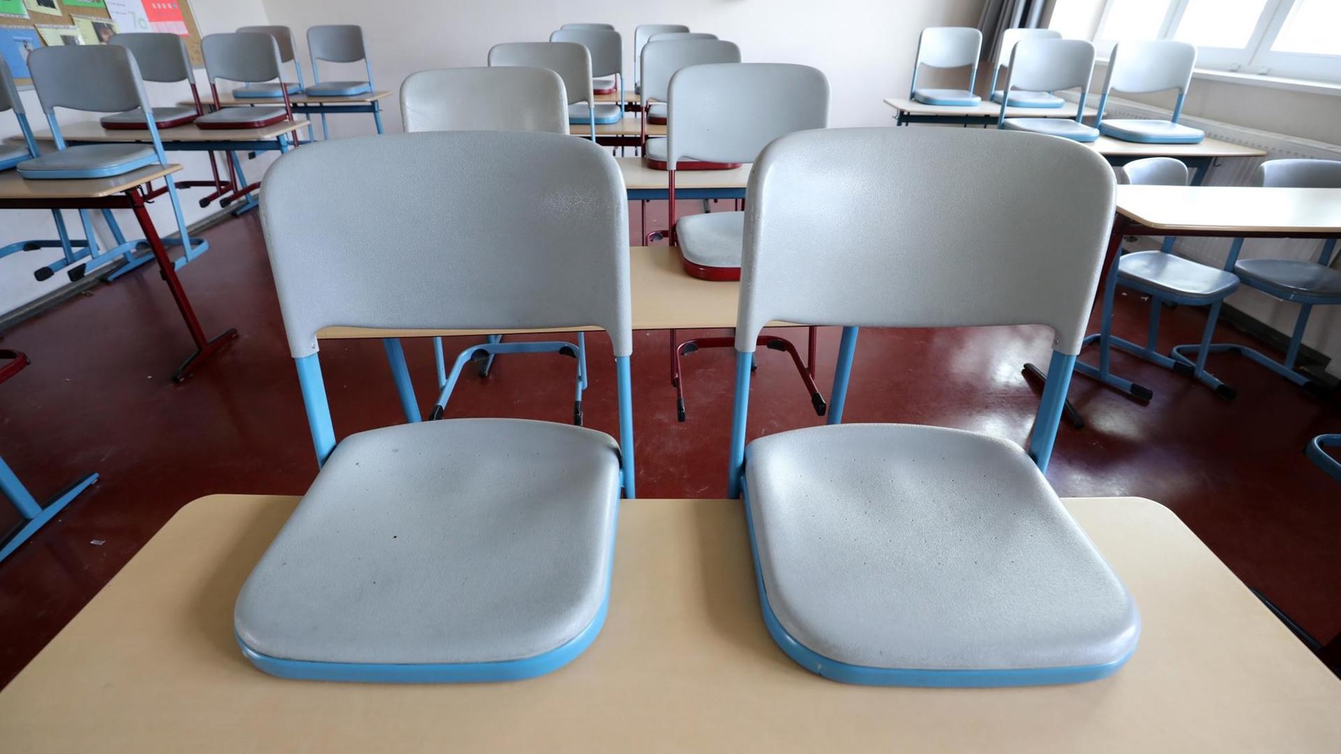 Rostock: In einem leeren Klassenzimmer im Innerstädtischen Gymnasium Rostock sind die Stühle hochgestellt. Rostock: In einem leeren Klassenzimmer im Innerstädtischen Gymnasium Rostock sind die Stühle hochgestellt.