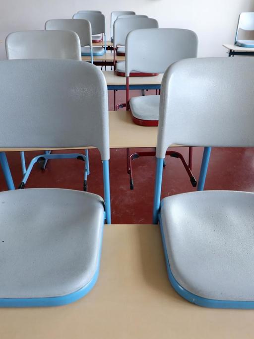 Rostock: In einem leeren Klassenzimmer im Innerstädtischen Gymnasium Rostock sind die Stühle hochgestellt.