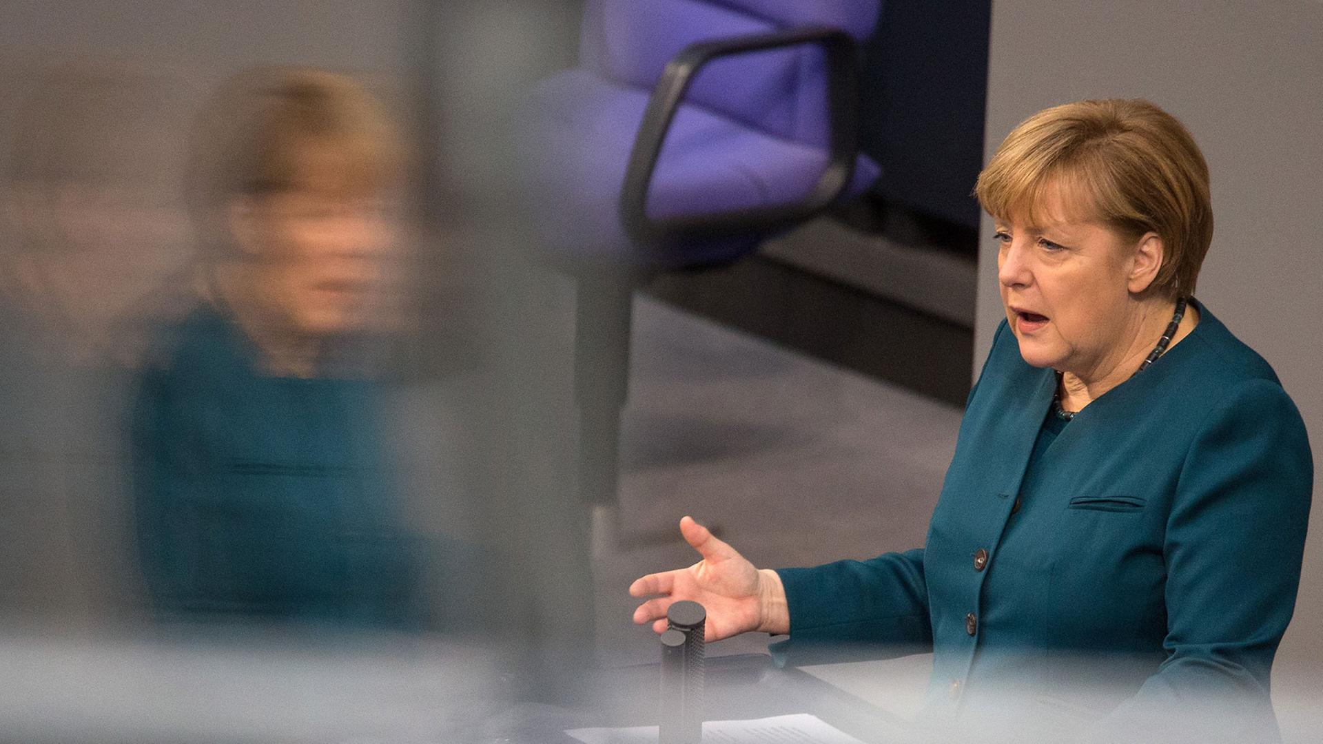 Bundeskanzlerin Merkel am Rednerpult des Bundestages während ihrer ersten Regierungserklärung der neuen Legislaturperiode.