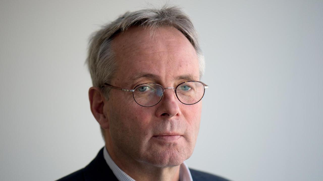 Der Rechtsanwalt und RAF-Experte Butz Peters im Januar 2016 in seiner Kanzlei in Dresden. Der Rechtsanwalt und RAF-Experte Butz Peters im Januar 2016 in seiner Kanzlei in Dresden.