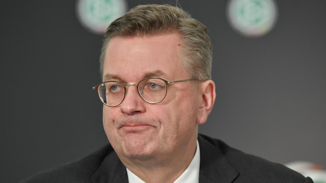 DFB-Präsident Reinhard Grindel bei der Bekanntgabe seines Rücktritts. DFB-Präsident Reinhard Grindel bei der Bekanntgabe seines Rücktritts.