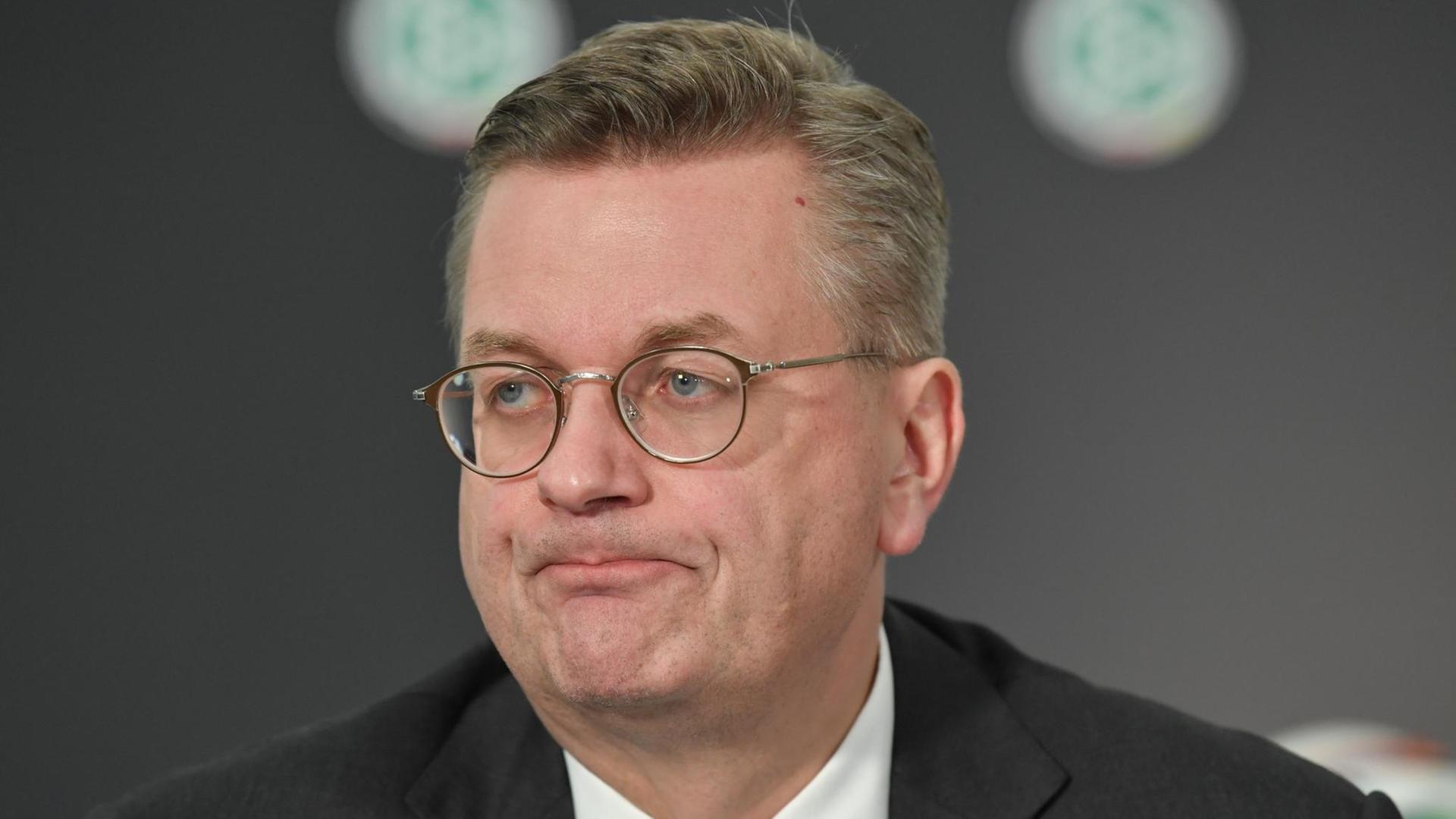 DFB-Präsident Reinhard Grindel bei der Bekanntgabe seines Rücktritts. DFB-Präsident Reinhard Grindel bei der Bekanntgabe seines Rücktritts.