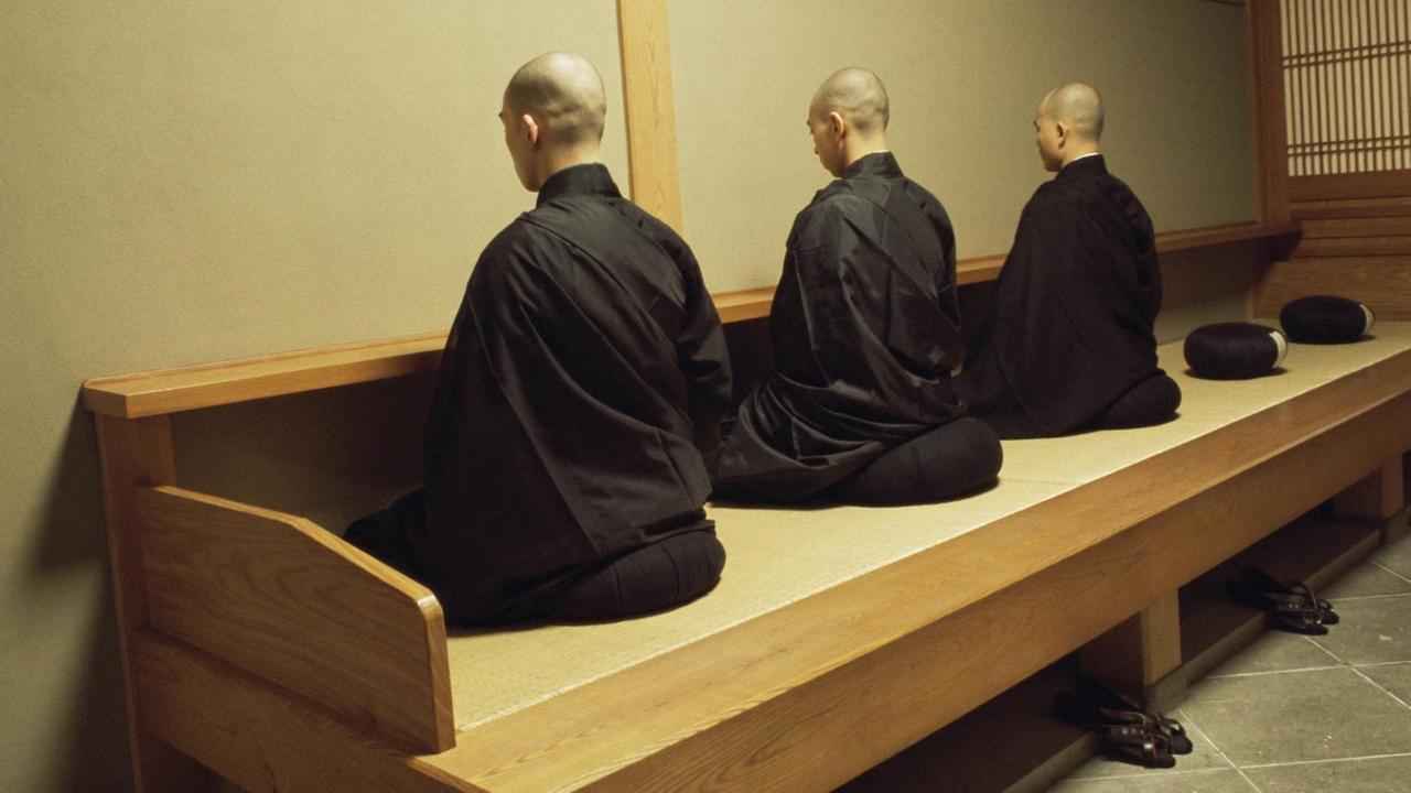 Mönche während einer Zazen-Meditation in Japan. Mönche während einer Zazen-Meditation in Japan.