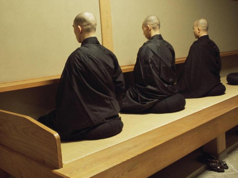 Mönche während einer Zazen-Meditation in Japan.