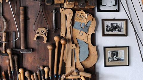 Blick auf Werkzeug in einer Geigenbau-Werkstatt
