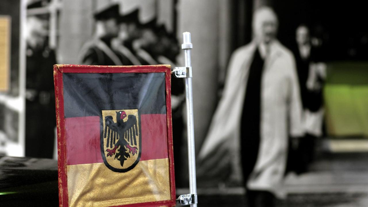 Standarte (Flagge) der Bundesrepublik Deutschland am Adenauer-Dienstmercedes. Hinten ein Foto von Bundeskanzler Konrad Adenauer (CDU) vor dem Gästehaus Petersberg im Haus der Geschichte der Bundesrepublik Deutschland.