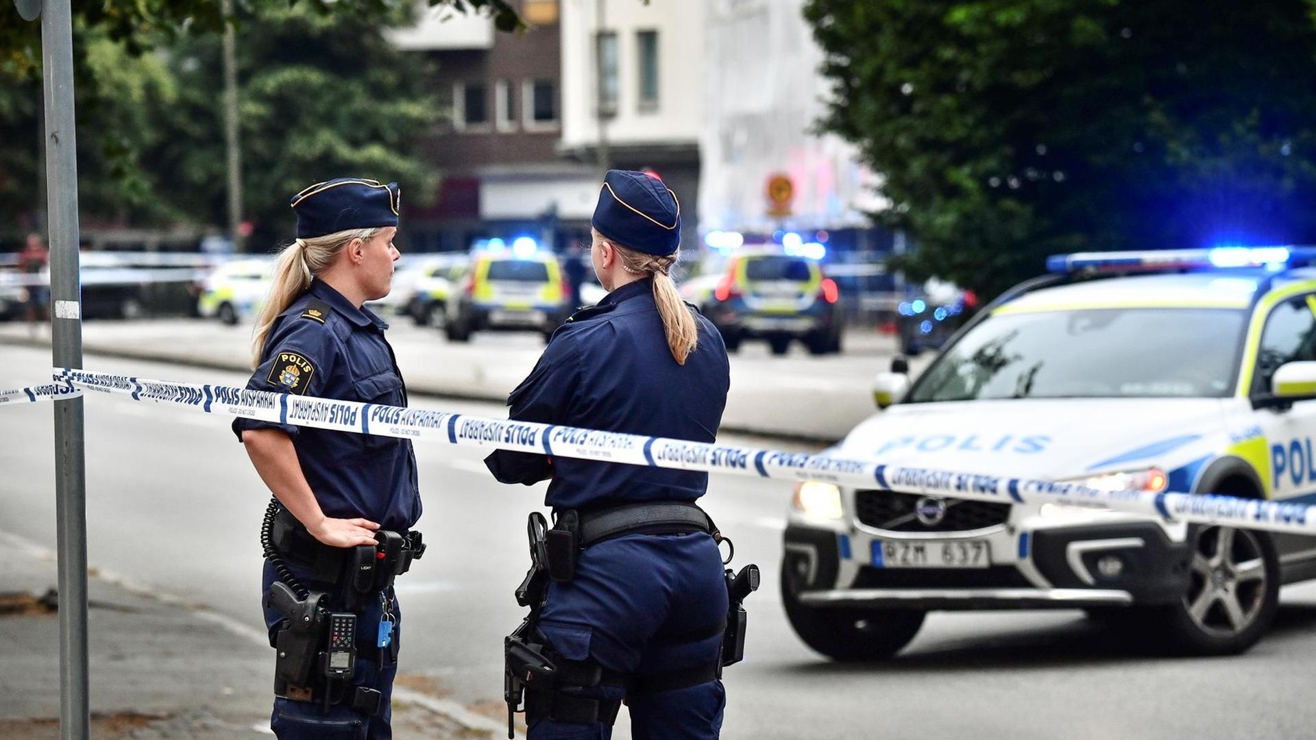 Schwedische Polizistinnen sichern eine Gegend in Malmö, in der mehrere Menschen durch Schüsse verletzt wurden.