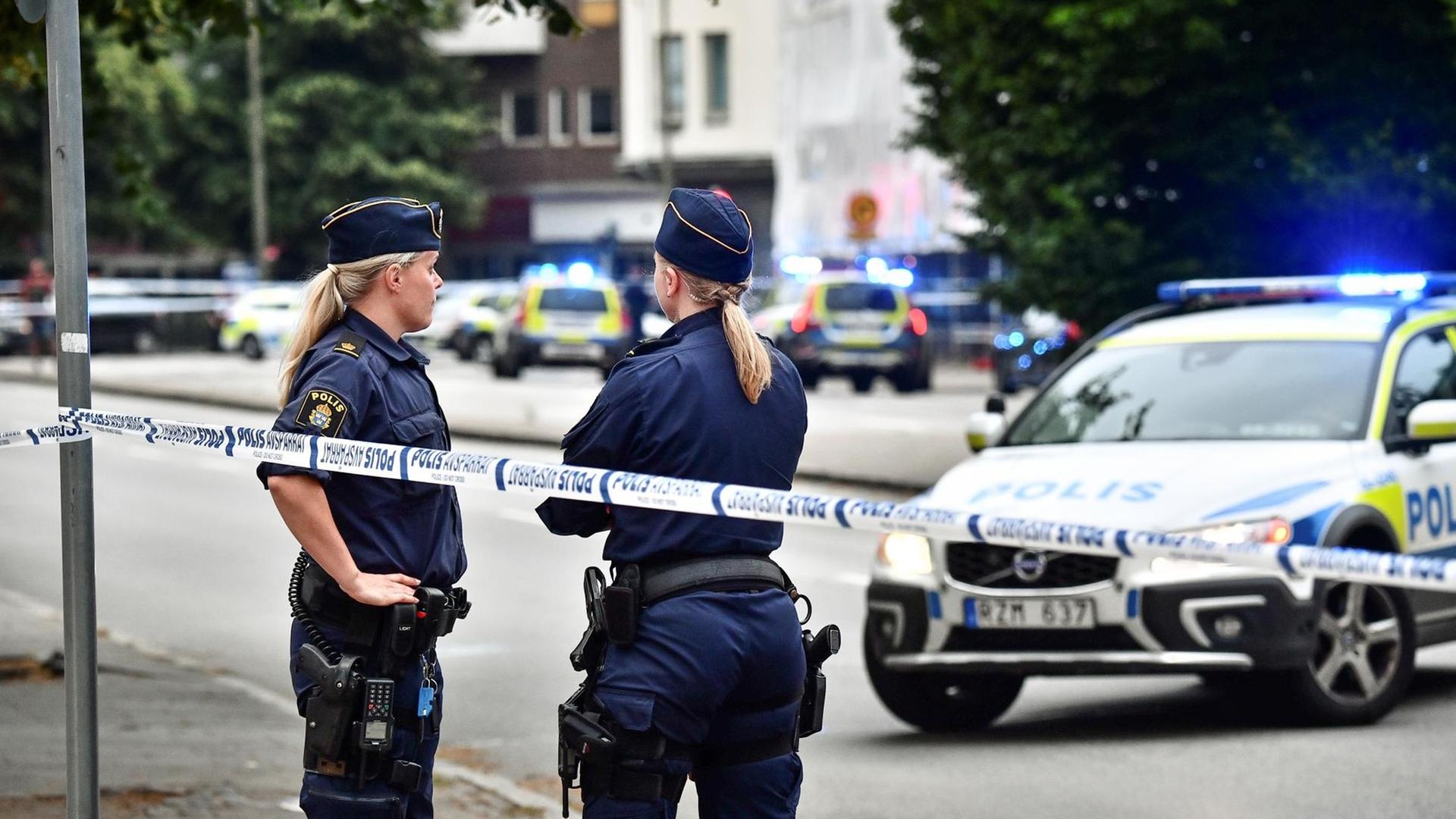 Schwedische Polizistinnen sichern eine Gegend in Malmö, in der mehrere Menschen durch Schüsse verletzt wurden. Schwedische Polizistinnen sichern eine Gegend in Malmö, in der mehrere Menschen durch Schüsse verletzt wurden.