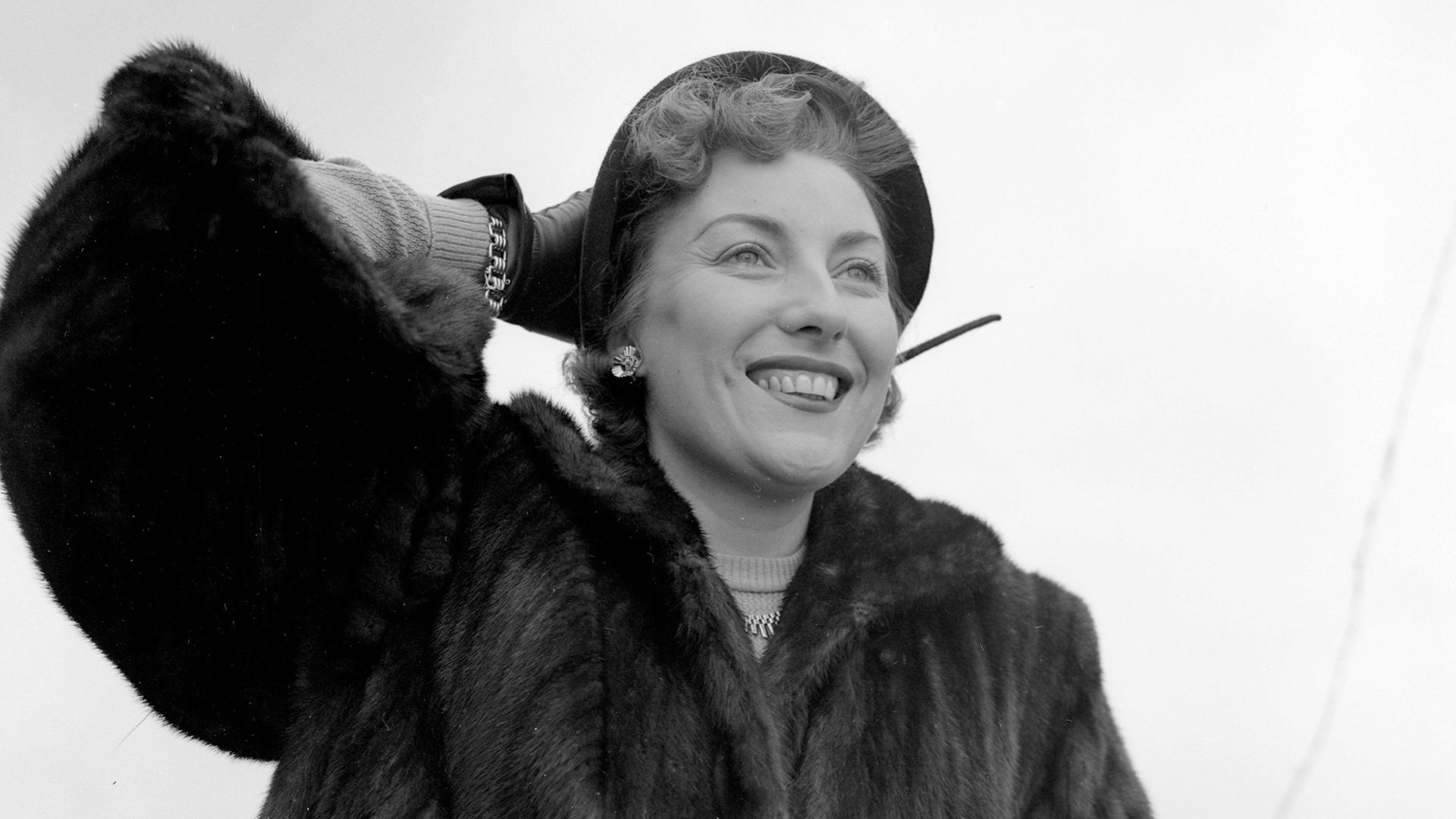 Sängerin Vera Lynn an Bord der "Queen Mary" im Jahr 1951. Sängerin Vera Lynn an Bord der "Queen Mary" im Jahr 1951.