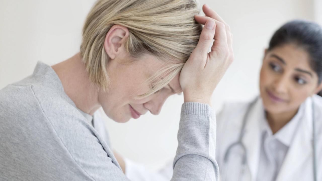 Ärtzin hört einer Patientin zu. Ärtzin hört einer Patientin zu.