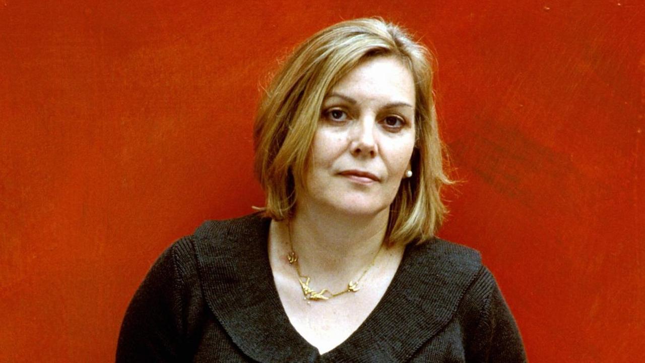 Kate Atkinson vor einer roten Wand Kate Atkinson vor einer roten Wand