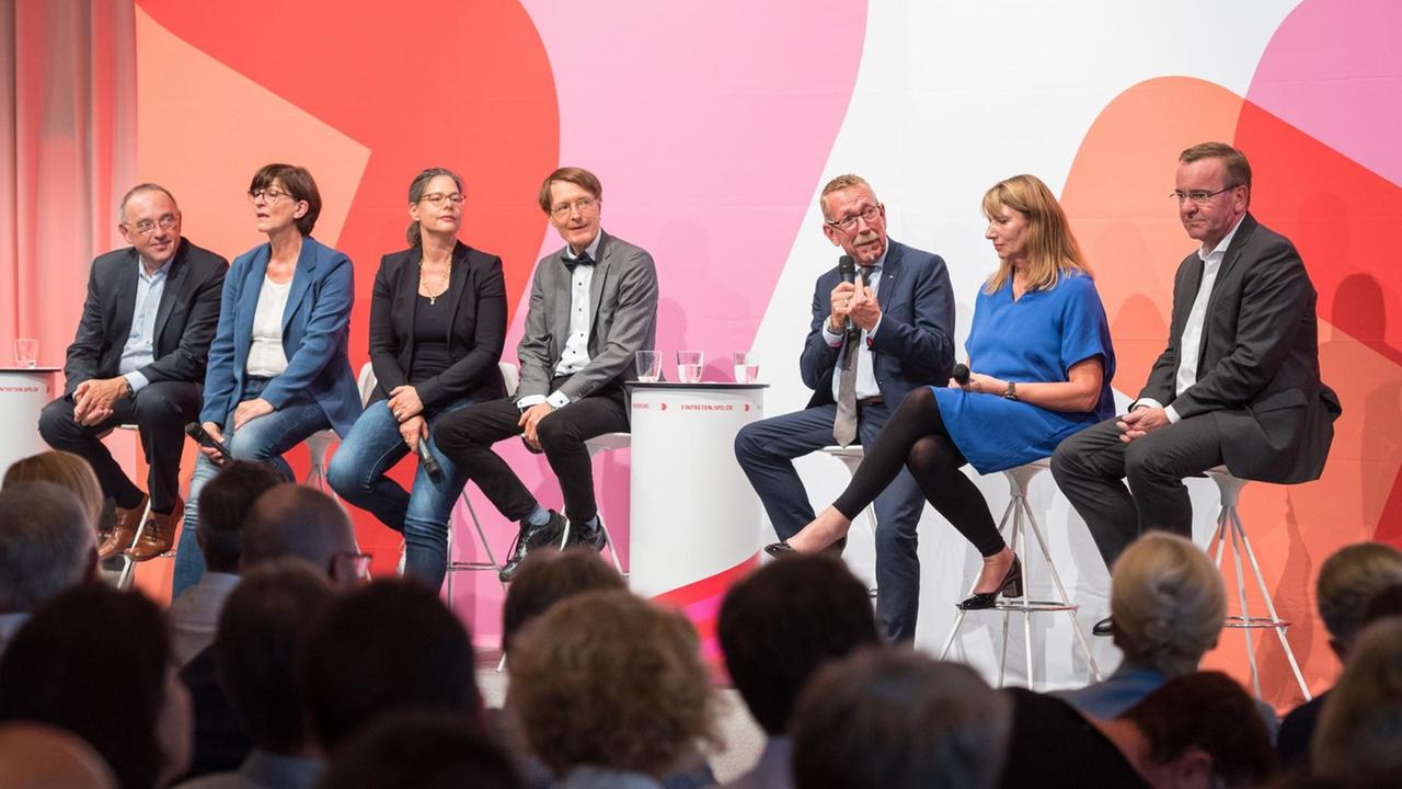 Die Kandidaten für den SPD Vorsitz Norbert Walter-Borjans (l-r), ehemaliger Finanzminister von Nordrhein-Westfalen, Saskia Esken, Bundestagsabgeordnete, Nina Scheer, Abgeordnete im Bundestag, Karl Lauterbach, Abgeordneter im Bundestag, Karl-Heinz Brunner, Petra Köpping, Integrationsministerin in Sachsen, und Boris Pistorius, Innenminister von Niedersachsen, sitzen während der ersten SPD-Regionalkonferenz in der Congresshalle auf der Bühne. In Saarbrücken findet die erste von 23 Konferenzen statt. Es geht um die Nachfolge für die zurückgetretene SPD Parteivorsitzende Nahles. Die Kandidaten für den SPD Vorsitz Norbert Walter-Borjans (l-r), ehemaliger Finanzminister von Nordrhein-Westfalen, Saskia Esken, Bundestagsabgeordnete, Nina Scheer, Abgeordnete im Bundestag, Karl Lauterbach, Abgeordneter im Bundestag, Karl-Heinz Brunner, Petra Köpping, Integrationsministerin in Sachsen, und Boris Pistorius, Innenminister von Niedersachsen, sitzen während der ersten SPD-Regionalkonferenz in der Congresshalle auf der Bühne. In Saarbrücken findet die erste von 23 Konferenzen statt. Es geht um die Nachfolge für die zurückgetretene SPD Parteivorsitzende Nahles.