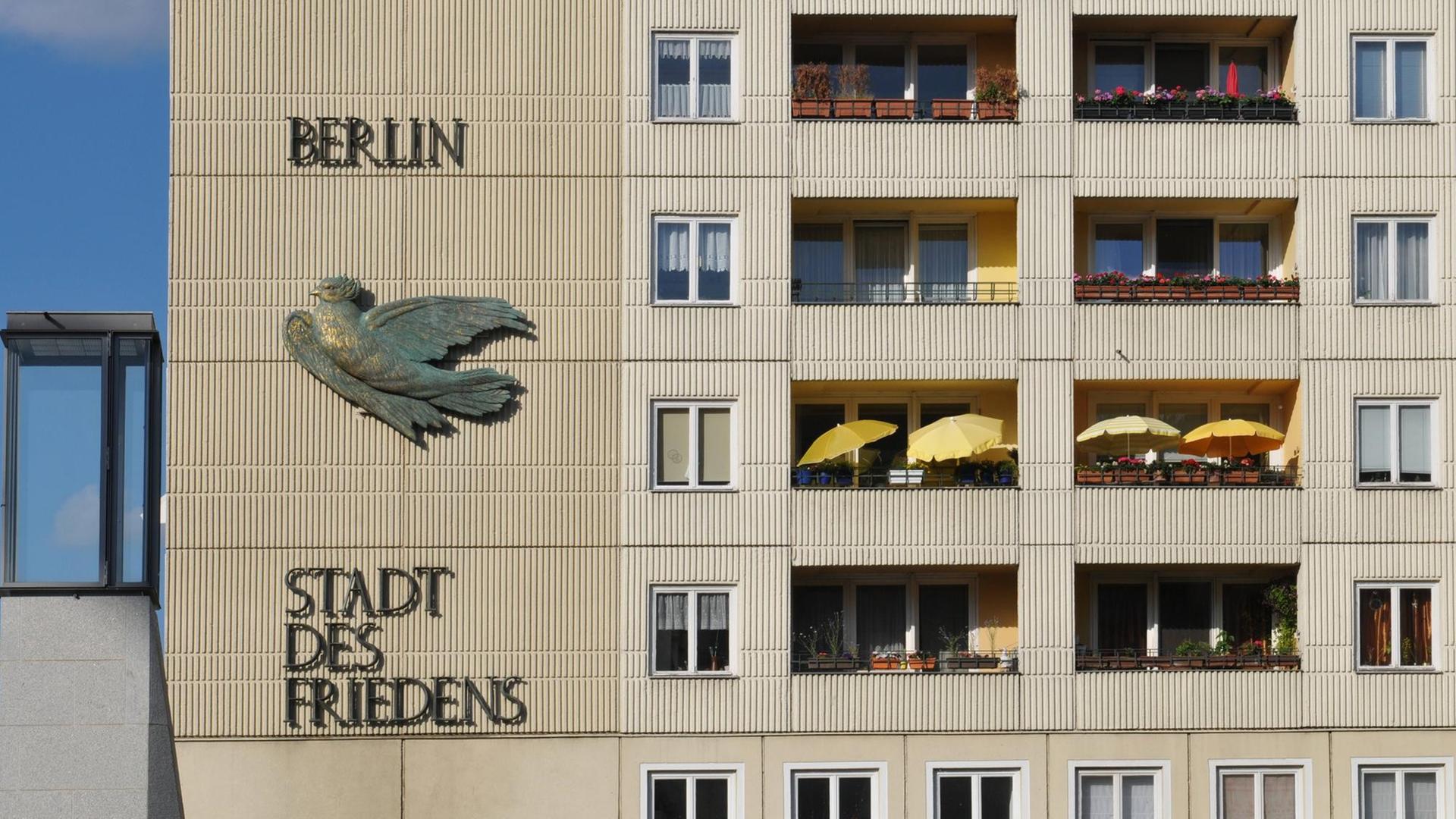 Plattenbau mit der Aufschrift "Berlin Stadt des Friedens" am Spreeufer, Nikolaiviertel, Berlin, Deutschland Plattenbau mit der Aufschrift "Berlin Stadt des Friedens" am Spreeufer, Nikolaiviertel, Berlin, Deutschland