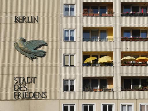 Plattenbau mit der Aufschrift "Berlin Stadt des Friedens" am Spreeufer, Nikolaiviertel, Berlin, Deutschland