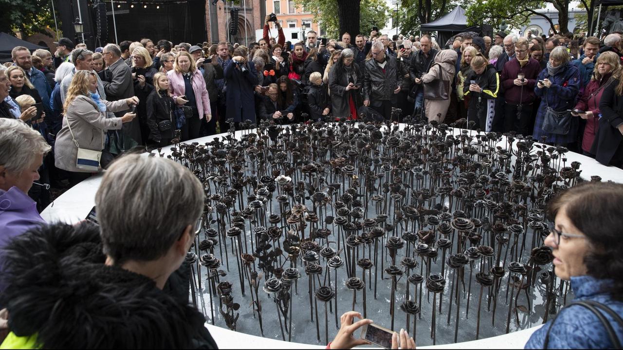 Menschen haben sich um das Denkmal «Jernrosene» (deutsch: die Eisenrosen) vor dem Osloer Dom versammelt. Menschen haben sich um das Denkmal «Jernrosene» (deutsch: die Eisenrosen) vor dem Osloer Dom versammelt.