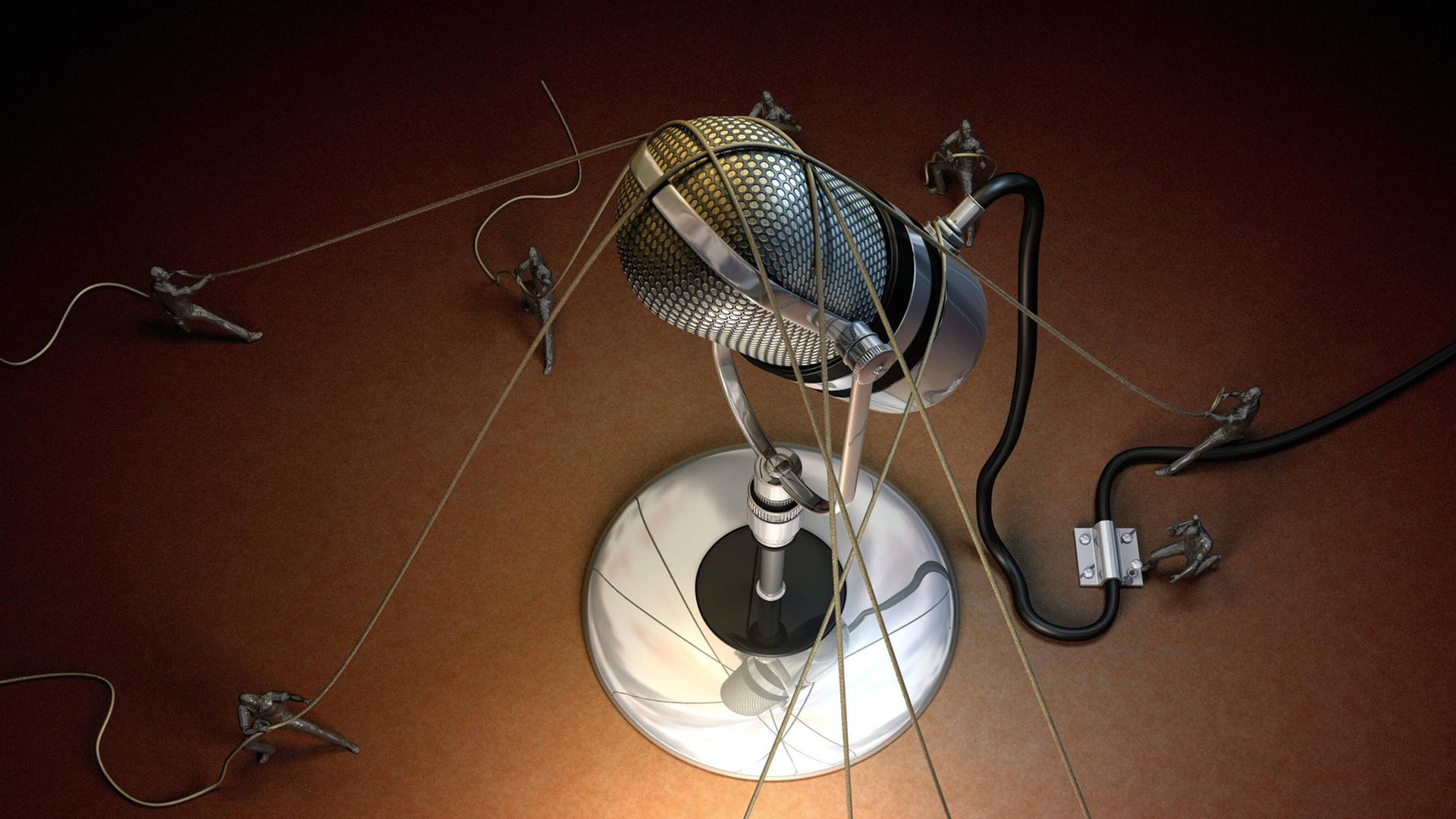 Ein Mikrofon auf einem Ständer, beleuchtet. Ein Mikrofon auf einem Ständer, beleuchtet.