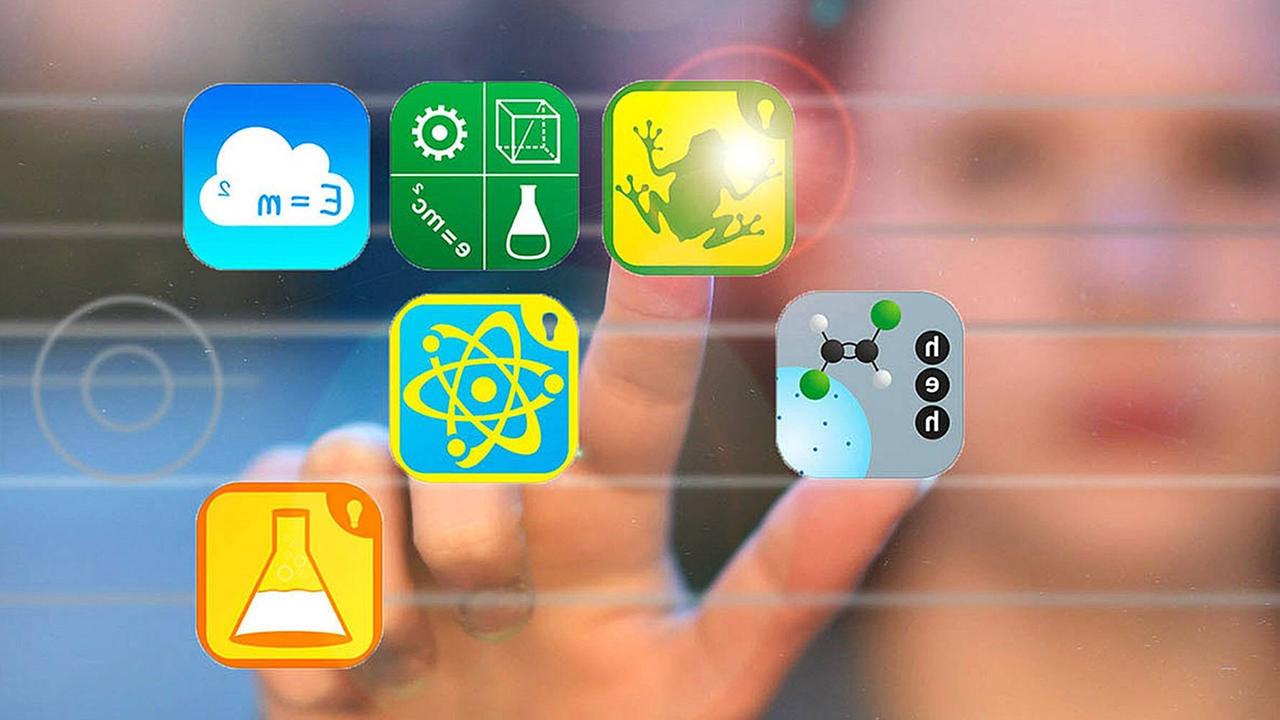 Das Bild zeigt ein Themenfoto zu Neuen Medien: Ein Schüler verschiebt App-Icons auf einer digitalen Projektionsfläche. Das Bild zeigt ein Themenfoto zu Neuen Medien: Ein Schüler verschiebt App-Icons auf einer digitalen Projektionsfläche.