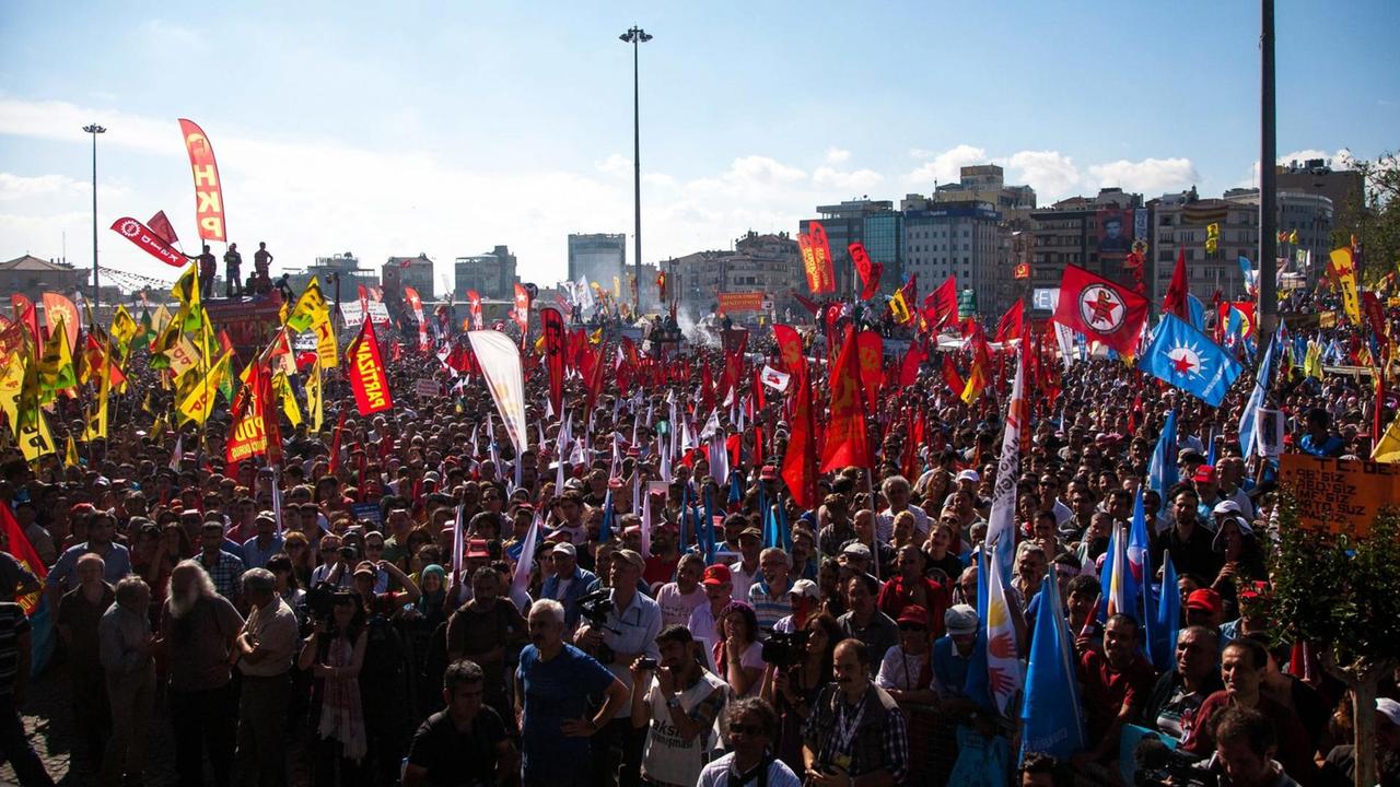 Demonstration 2013 auf dem Taksim-Platz in Istanbul gegen den Umbau des Gezi-Parks Demonstration 2013 auf dem Taksim-Platz in Istanbul gegen den Umbau des Gezi-Parks