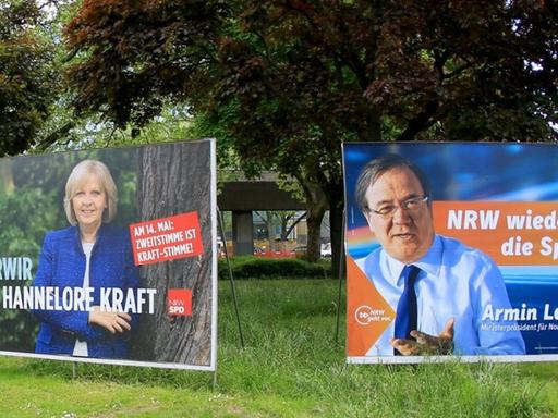 Plakate mit den Portraits von Ministerpräsidentin Hannelore Kraft (SPD) und Herausforderer Armin Laschet (CDU) zur Landtagswahl 2017 in Nordrhein-Westfalen stehen in Düsseldorf (NRW).