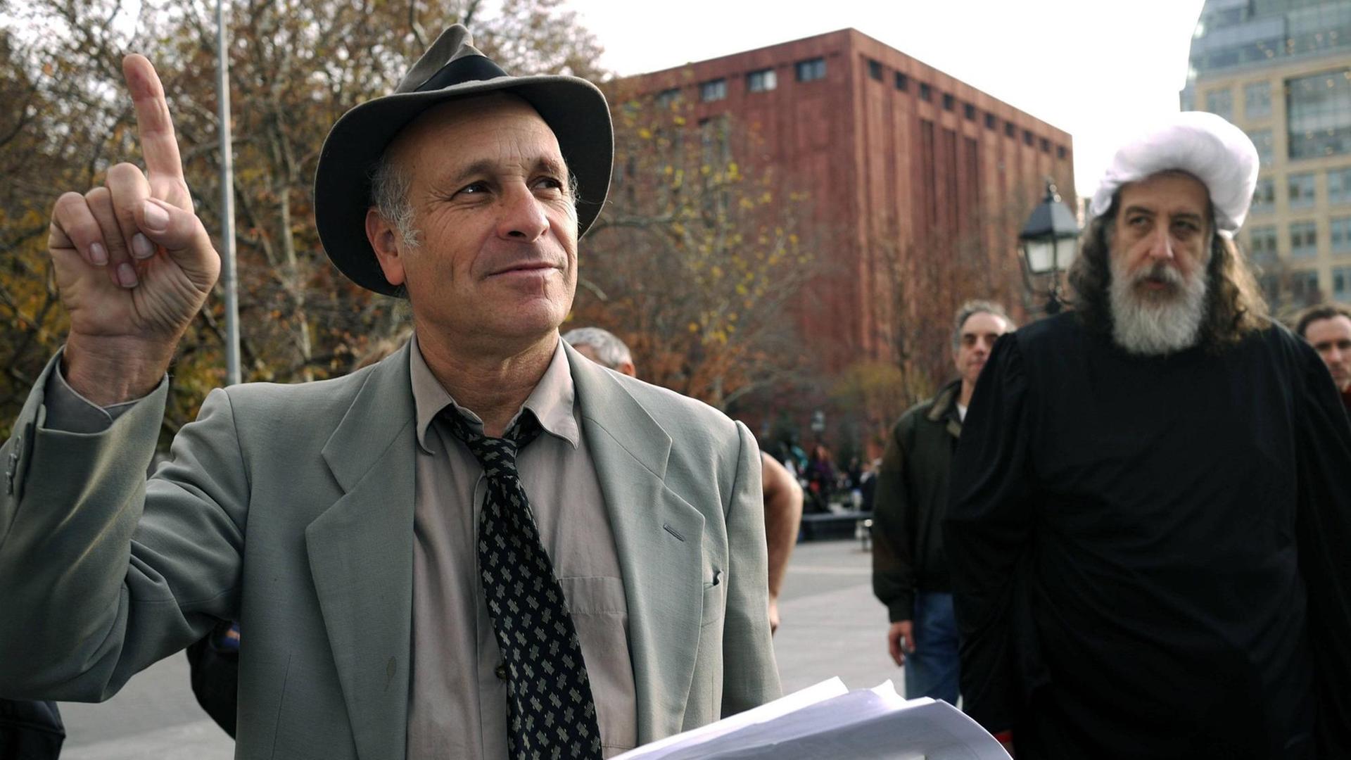 Der US-Journalist Greg Palast spricht bei einer Demonstration von Umweltaktivisten in New York. Der US-Journalist Greg Palast spricht bei einer Demonstration von Umweltaktivisten in New York.