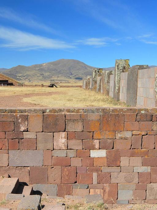 Die Mauern um den Tempel Kalasasaya im bolivianischen Tiwanaku.