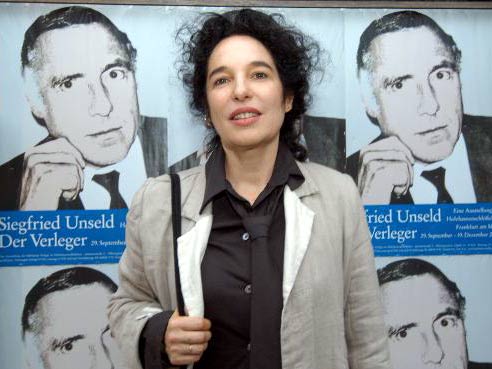 Verlegerwitwe Ulla Unseld-Berkewicz vor den Ausstellungsplakaten "Siegfried Unseld - Der Verleger" vor dem Holzhausenschlösschen in Frankfurt