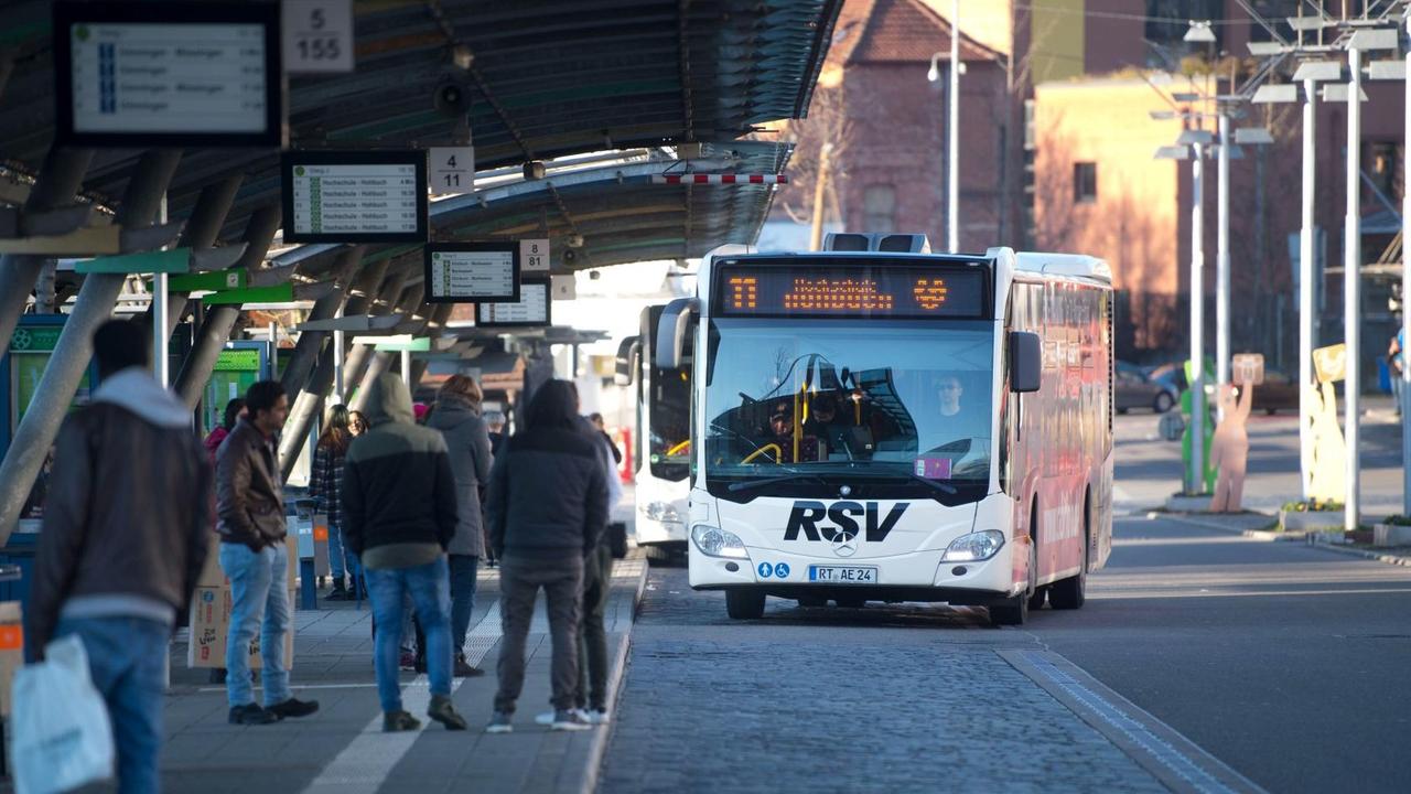 13.02.2018, Baden-Württemberg, Reutlingen: Ein Bus fährt in den Busbahnhof ein. Die Bundesregierung will angesichts einer drohenden Klage der EU-Kommission ihre Maßnahmen für saubere Luft in deutschen Städten ausweiten. Die Wirksamkeit von Maßnahmen für eine bessere Luft solle in fünf «Modellstädten» getestet werden - unter anderem in Reutlingen. Foto: Marijan Murat/dpa | Verwendung weltweit 13.02.2018, Baden-Württemberg, Reutlingen: Ein Bus fährt in den Busbahnhof ein. Die Bundesregierung will angesichts einer drohenden Klage der EU-Kommission ihre Maßnahmen für saubere Luft in deutschen Städten ausweiten. Die Wirksamkeit von Maßnahmen für eine bessere Luft solle in fünf «Modellstädten» getestet werden - unter anderem in Reutlingen. Foto: Marijan Murat/dpa | Verwendung weltweit