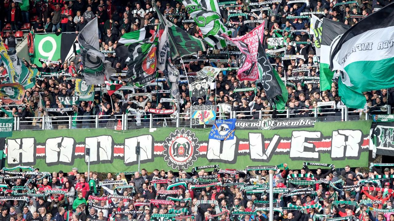 Hannovers Fans machen Stimmung während eines Spiels in der Saison 2016/17. Hannovers Fans machen Stimmung während eines Spiels in der Saison 2016/17.