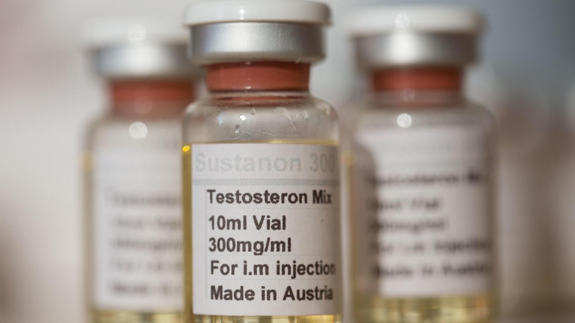 Beschlagnahmte Fläschchen mit einem Testosteron-Medikament sind am 10.09.2015 in Frankfurt am Main (Hessen) im Zollfahndungsamt zu sehen, nach dessen Angaben der Handel mit illegalen Doping- und Potenzmitteln blüht. Hauptabnehmer ist die Bodybuilder-Szene.