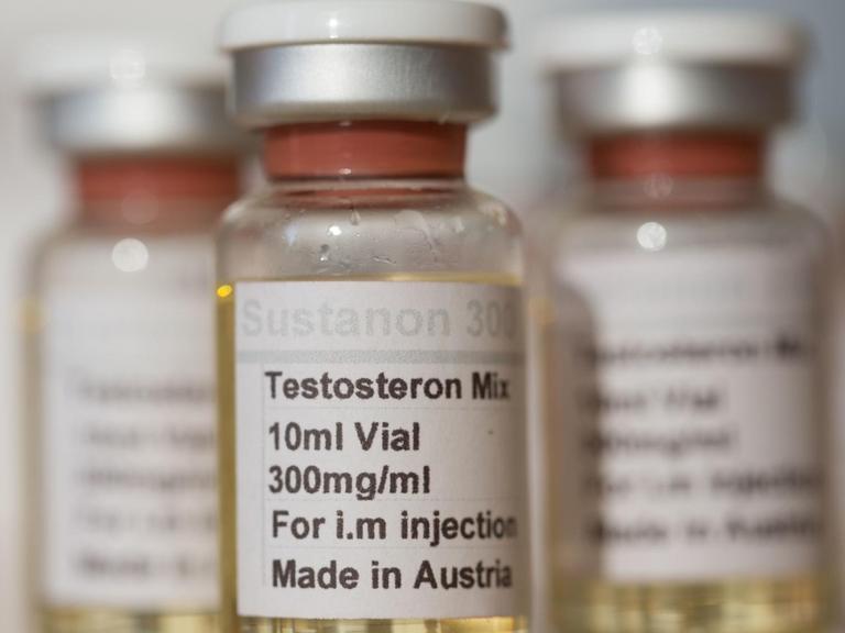 Beschlagnahmte Fläschchen mit einem Testosteron-Medikament sind am 10.09.2015 in Frankfurt am Main (Hessen) im Zollfahndungsamt zu sehen, nach dessen Angaben der Handel mit illegalen Doping- und Potenzmitteln blüht. Hauptabnehmer ist die Bodybuilder-Szene.