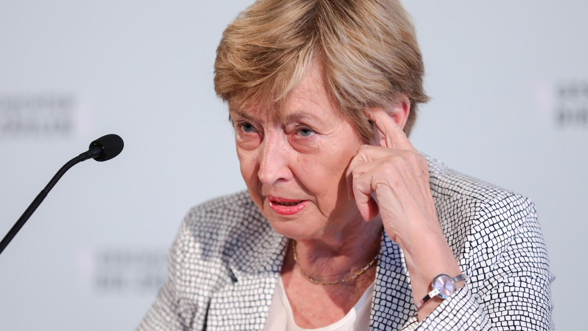 Christine Bergmann bei der Vorstellung der Studie. Sie spricht in ein Mikrofon. Christine Bergmann bei der Vorstellung der Studie. Sie spricht in ein Mikrofon.