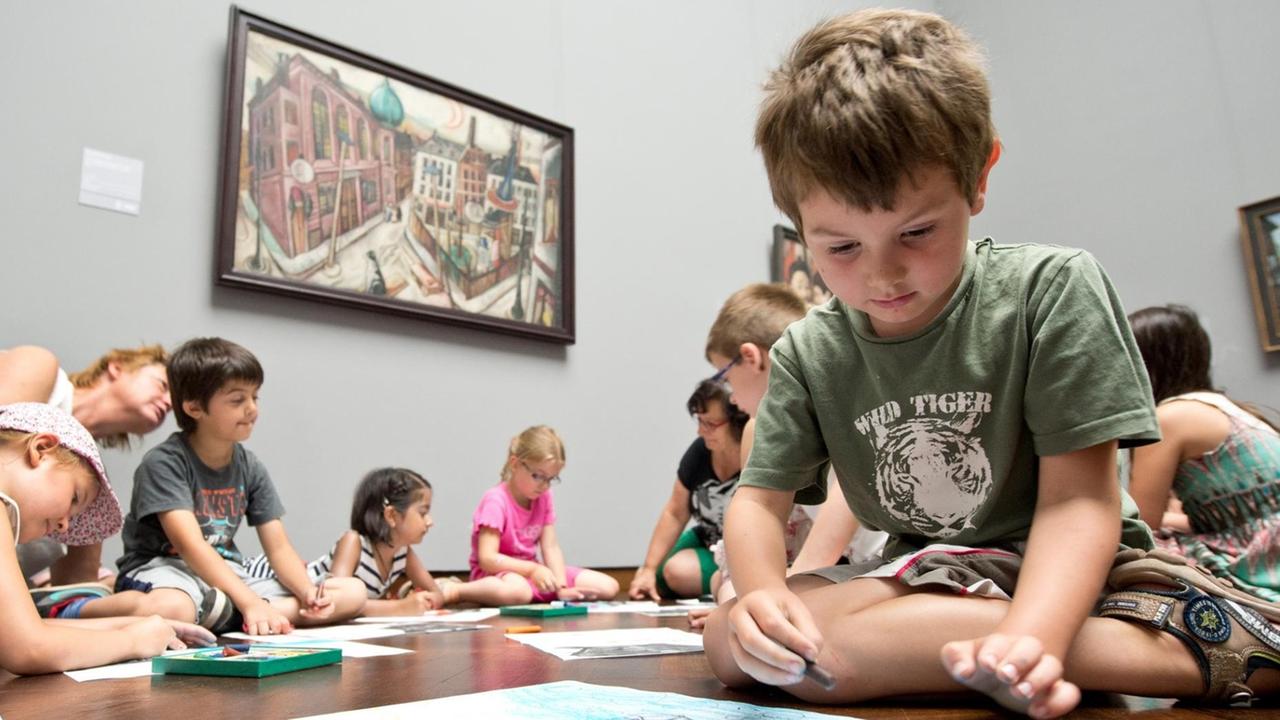 Kinder einer Frankfurter Grundschulklasse nehmen im Museum Städel in Frankfurt am Main (Hessen) an einer "Bildungswoche im Museum" teil. Kinder einer Frankfurter Grundschulklasse nehmen im Museum Städel in Frankfurt am Main (Hessen) an einer "Bildungswoche im Museum" teil.
