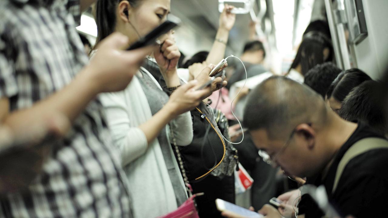 Fahrgäste in der U-Bahn der chinesischen Hauptstadt Peking benutzen am 3.7.2015 ihre Smartphones. Fahrgäste in der U-Bahn der chinesischen Hauptstadt Peking benutzen am 3.7.2015 ihre Smartphones.
