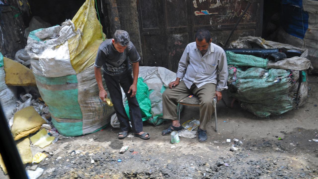 In Kairo wird die Müllentsorgung von rund 70.000 Müllsammlern gemanagt: Eines der größten Viertel, in denen sie leben, ist Manshiet Nasr, wo die meistenteils koptischen Müllsammler direkt in ihren Häusern auch ihrer Arbeit nachgehen.