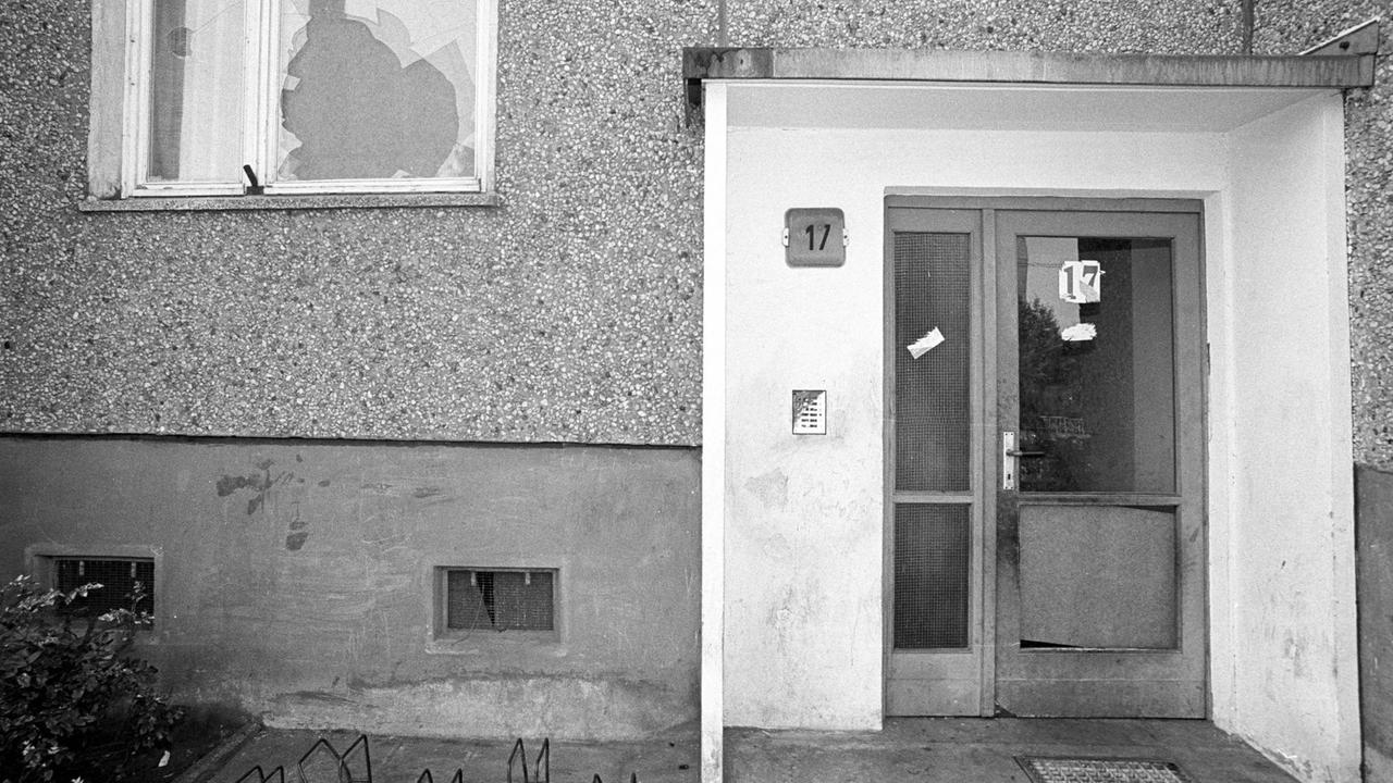 Hoyerswerda 1991 - Leeres Asylantenheim in der Münzer Straße mit zerstörter Fensterscheibe. Hoyerswerda 1991 - Leeres Asylantenheim in der Münzer Straße mit zerstörter Fensterscheibe.