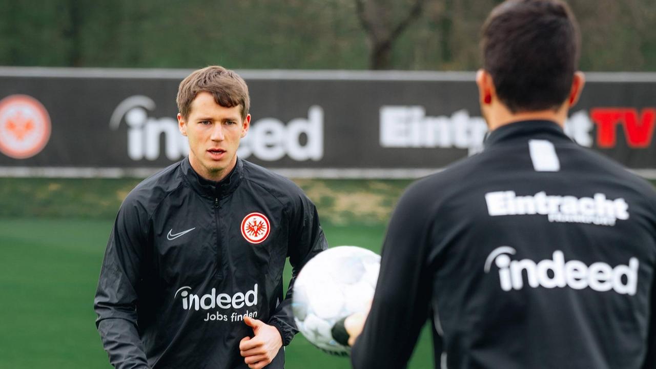 Zwei Spieler vom Fußball-Verein Eintracht Frankfurt beim Training. Zwei Spieler vom Fußball-Verein Eintracht Frankfurt beim Training.