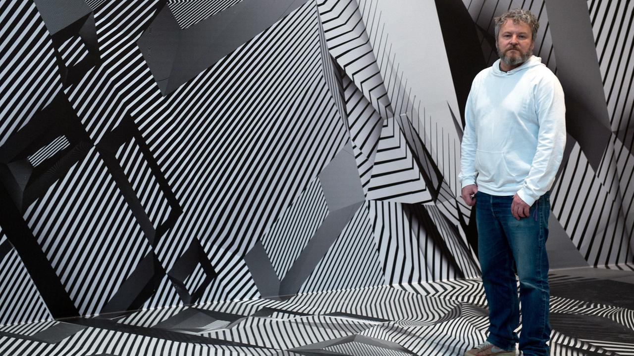 Der Künstler und Bildhauer Tobias Rehberger, aufgenommen in den Räumen seiner Ausstellung "home and away and outside" in der Schirn in Frankfurt am Main (Hessen) am 14.02.2014. Der Künstler und Bildhauer Tobias Rehberger, aufgenommen in den Räumen seiner Ausstellung "home and away and outside" in der Schirn in Frankfurt am Main (Hessen) am 14.02.2014.