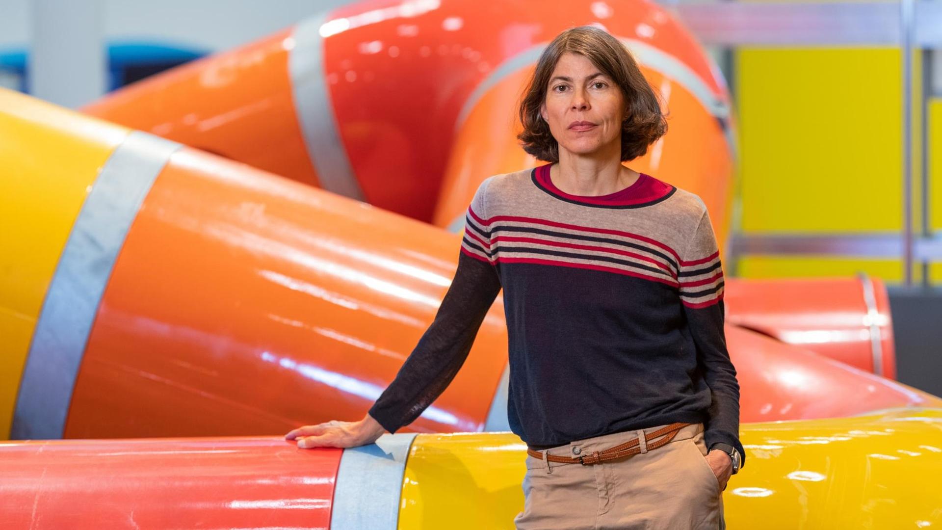 Die Kuratorin des "Playground Projects", Gabriela Burkhalter, steht vor großen Spiel- und Kunstobjekten Die Kuratorin des "Playground Projects", Gabriela Burkhalter, steht vor großen Spiel- und Kunstobjekten